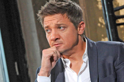 Acusan a Jeremy Renner de amenazar de muerte a su exesposa