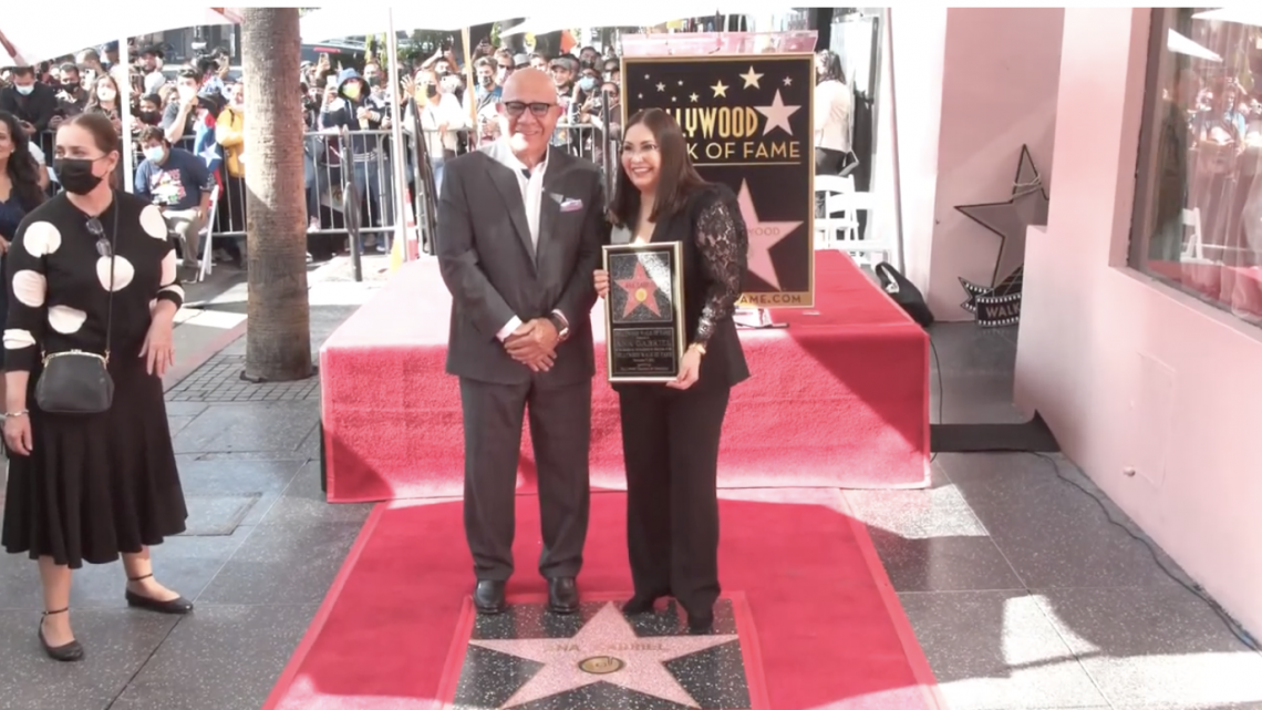 Recibe Ana Gabriel su estrella en el Paseo de la Fama de Hollywood