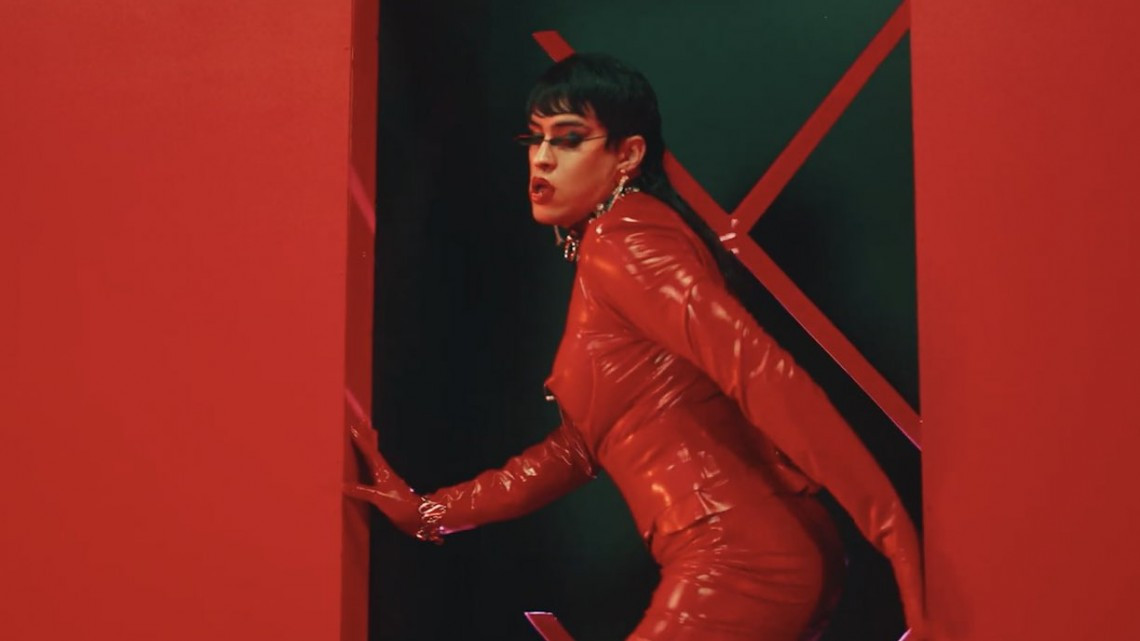 ¡Bad Bunny se viste de mujer en Yo Perreo Sola!