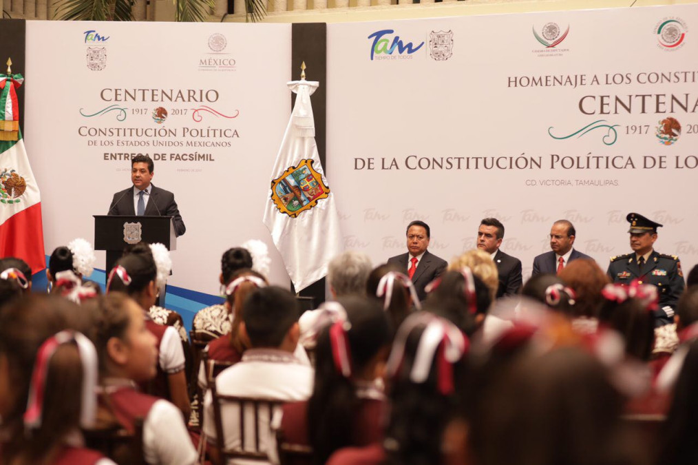 Secretario del Trabajo entrega a Gobernador Facsímil de la Constitución 1917