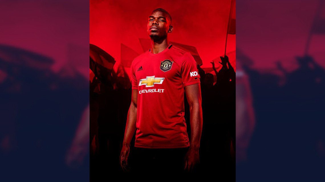 Pogba presenta la nueva camiseta del Manchester United