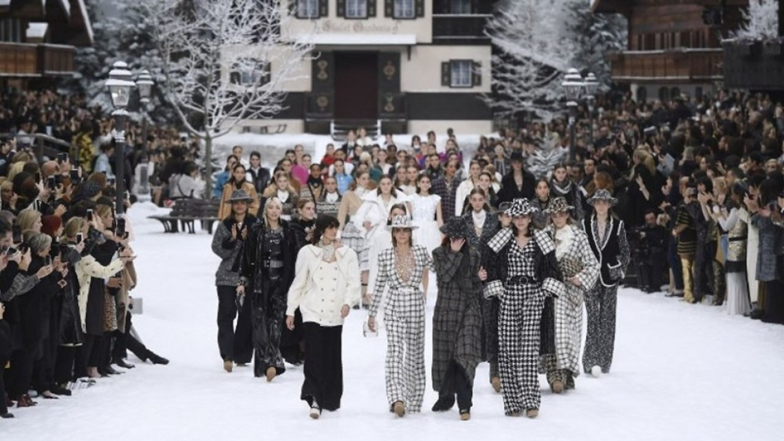 Chanel rinde homenaje a Karl Lagerfeld en su desfile