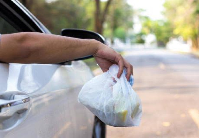 Sanciona Tránsito a quien tire basura; multa es de los 2 mil pesos