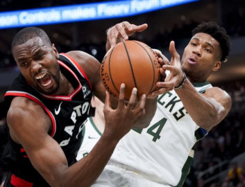 Bucks propinan paliza a Raptors y toma ventaja en serie final del Este en NBA