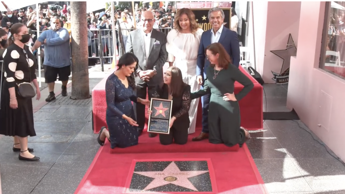 Recibe Ana Gabriel su estrella en el Paseo de la Fama de Hollywood