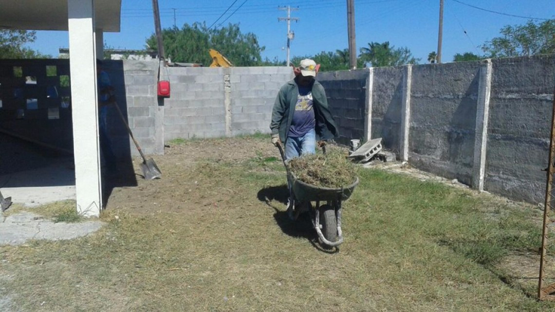 Realizan trabajos de mantenimiento en parque de softbol