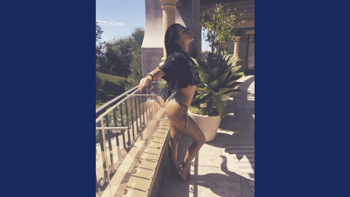 Kourtney Kardashian luce "infartante" en vestido 