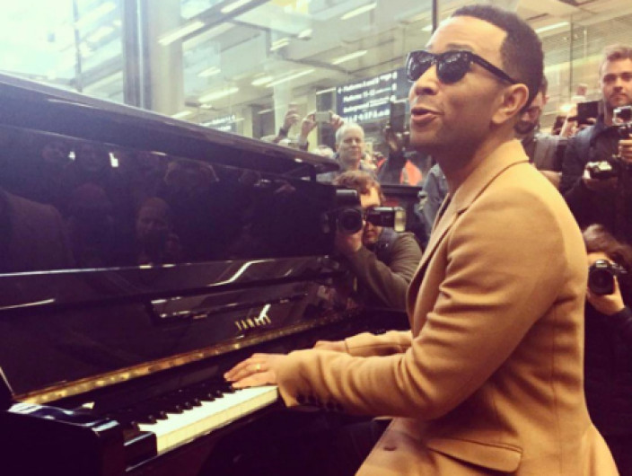 John Legend en show sorpresa para estación de metro