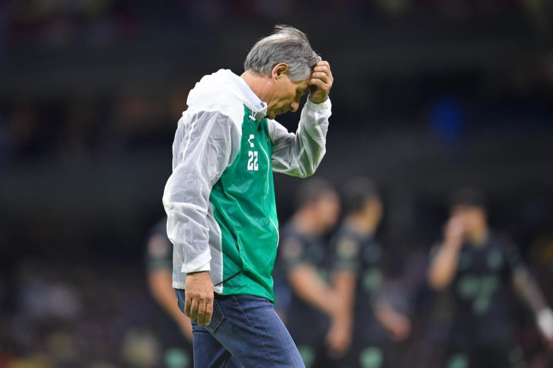 Ariel Holan deja de ser DT de León