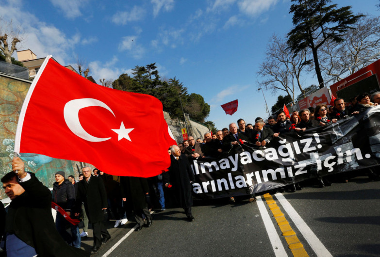 Aumentan a 16 los sospechosos detenidos por atentado en Estambul