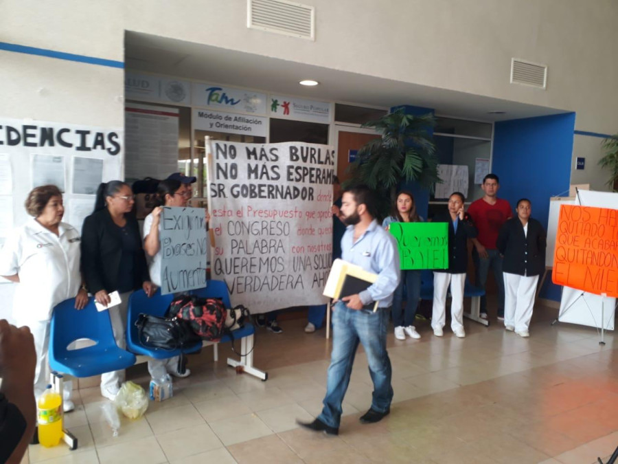Trabajadores bloquean acceso a oficinas del hospital "Rodolfo Torre Cantú