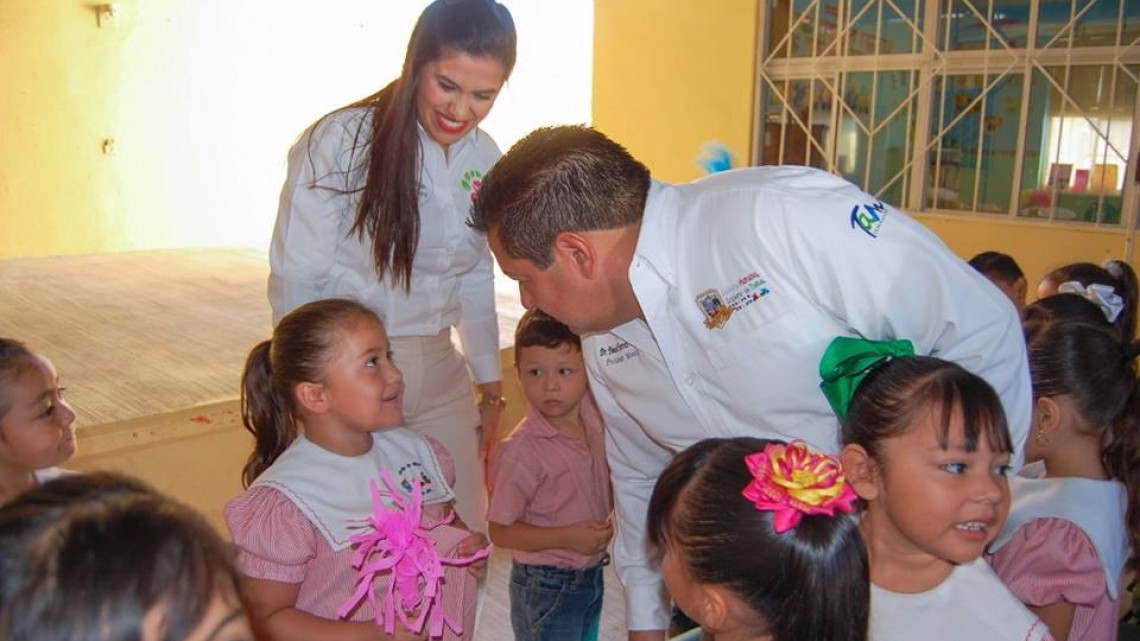 Ayuntamiento dona 2 minisplit a Jardín de Niños "Benito Juárez"
