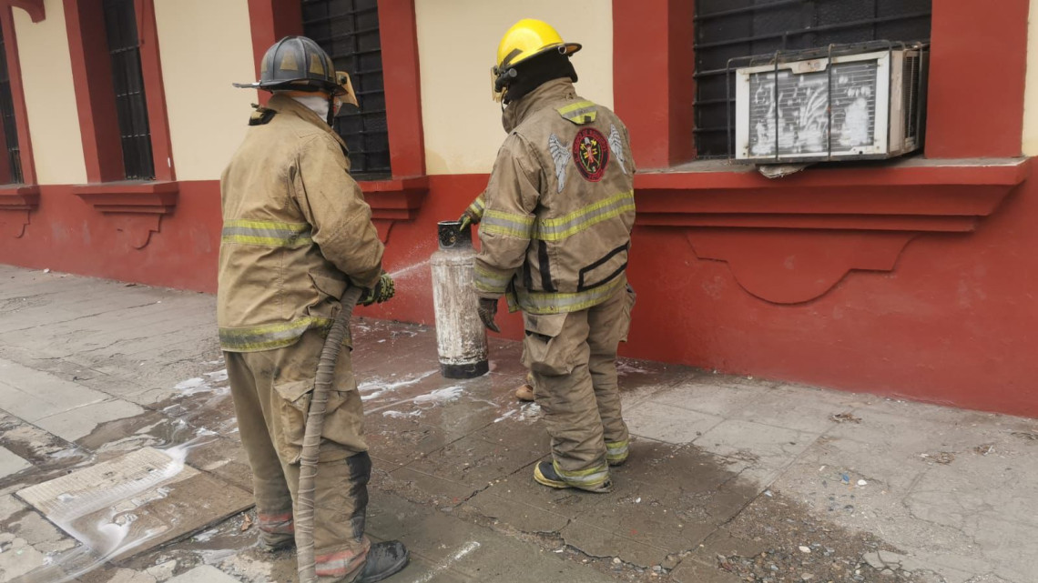 Dos heridos provoca flamazo en tanque de gas en escuela de Victoria