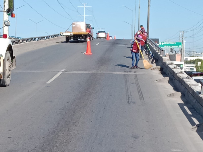 Limpieza de puentes vehiculares mejora seguridad de infraestructura vial en Reynosa 
