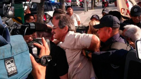 Detienen a líder magisterial en protesta
