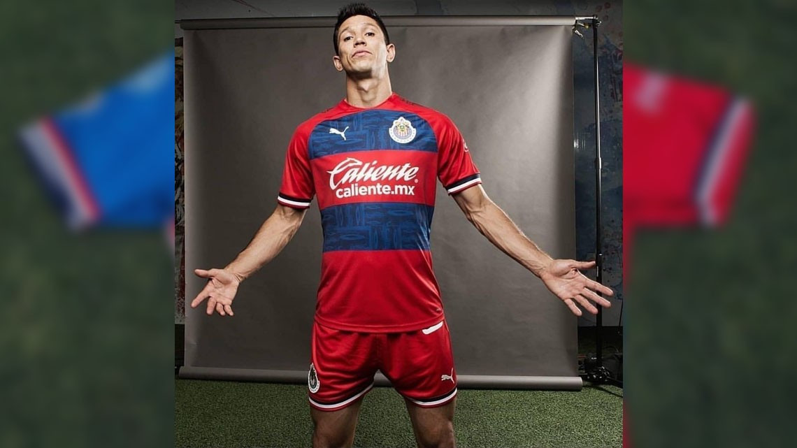 Chivas presenta sus nuevos uniformes 