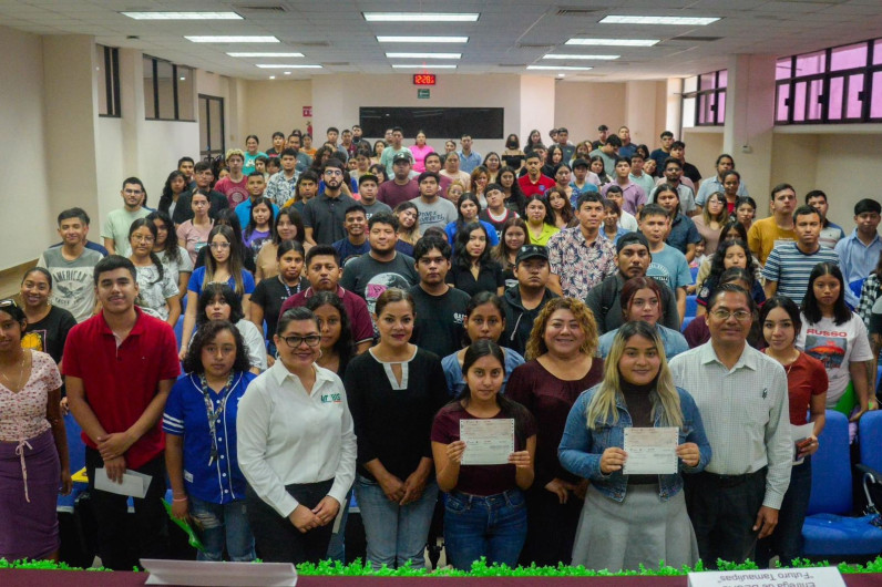Reciben alumnos de la Universidad Tecnológica de Nuevo Laredo becas del ITABEC
