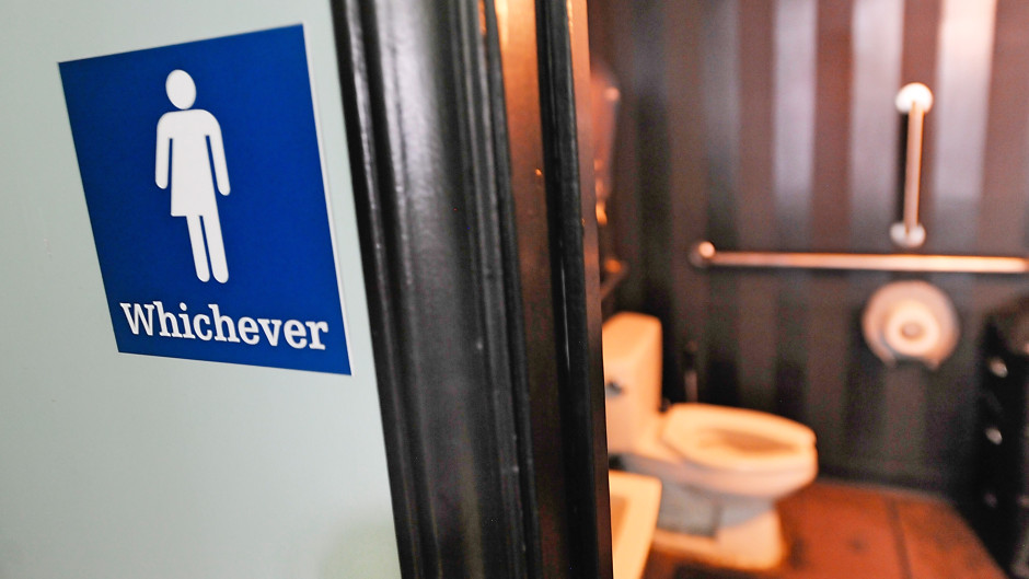 Gobernador de Texas firma ley que prohíbe a hombres entrar a baños de mujeres