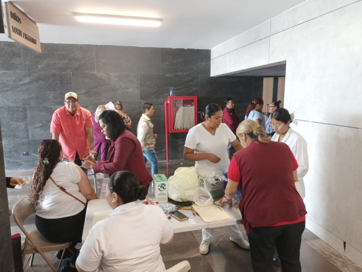 Aplican vacunas en Centro de Convenciones 