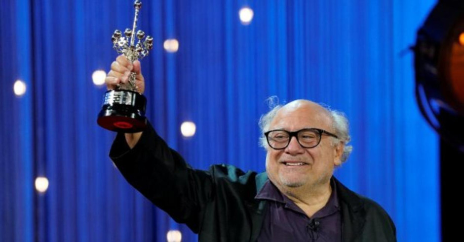 Danny DeVito recibe premio por su trayectoria en España 