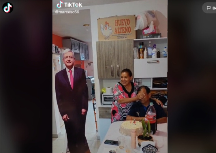 Se viraliza mujer que regala un AMLO de tamaño real a su marido 
