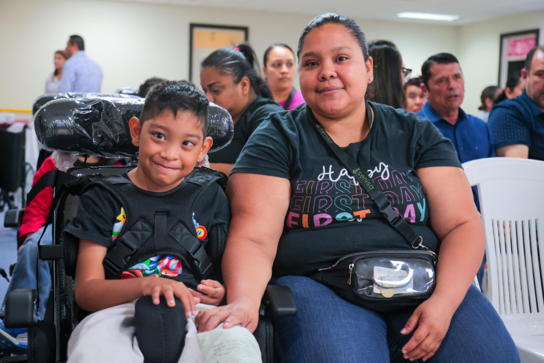 Familias agradecen mayor movilidad con entrega de prótesis y sillas de ruedas PCI