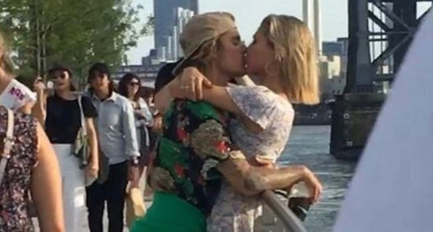 Captan a Justin Bieber y Hailey Baldwin besándose
