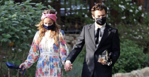 Harry Styles y Olivia Wilde llegan de la mano a una boda
