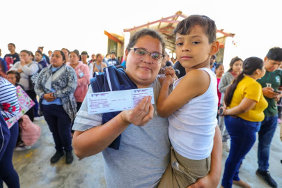 Cumple Carlos Peña Ortiz compromiso con la educación de niños y jóvenes