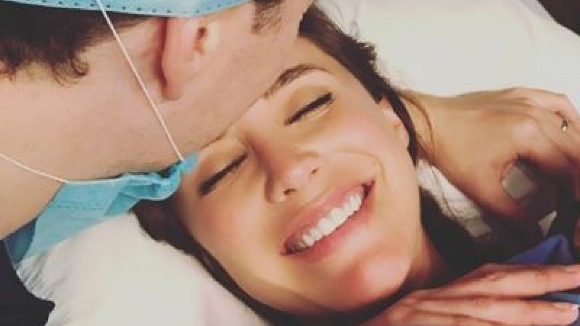 Anahí publica foto de su bebé en la que se aprecia su rostro