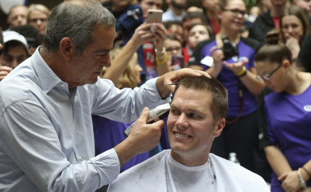 Brady se rapa en beneficio del cáncer