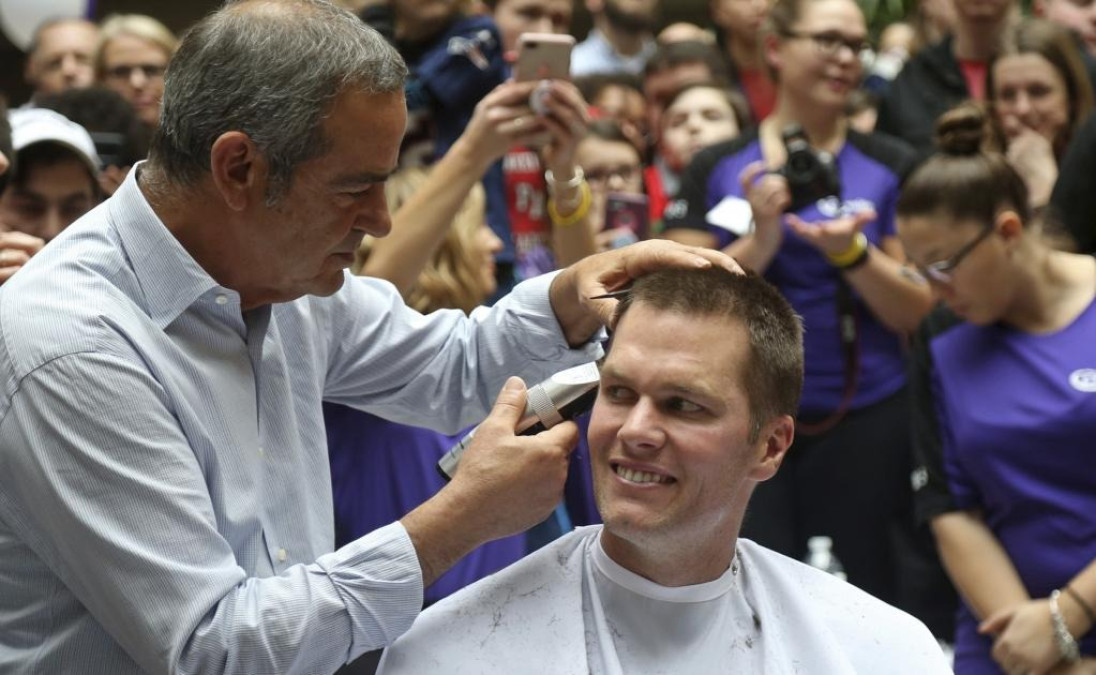 Brady se rapa en beneficio del cáncer