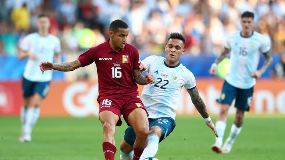 Argentina se impone 2-0 a Venezuela 