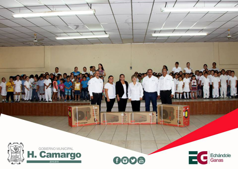 Entregan apoyos del programa "Echándole Ganas"