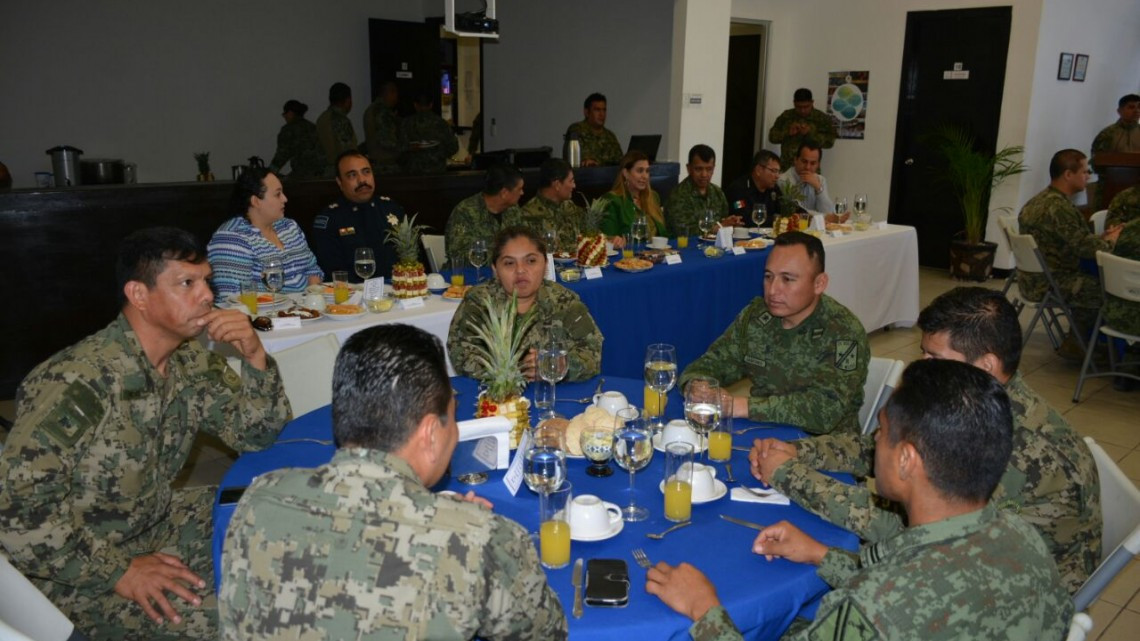 Se reúne alcaldesa con militares el desayuno conmemorativo al Aniversario del Ejército