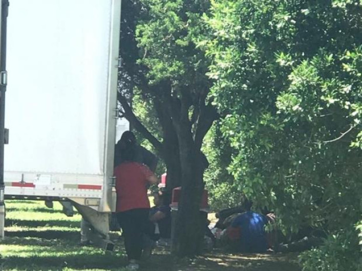 Detectan tráiler con 17 inmigrantes en Texas 