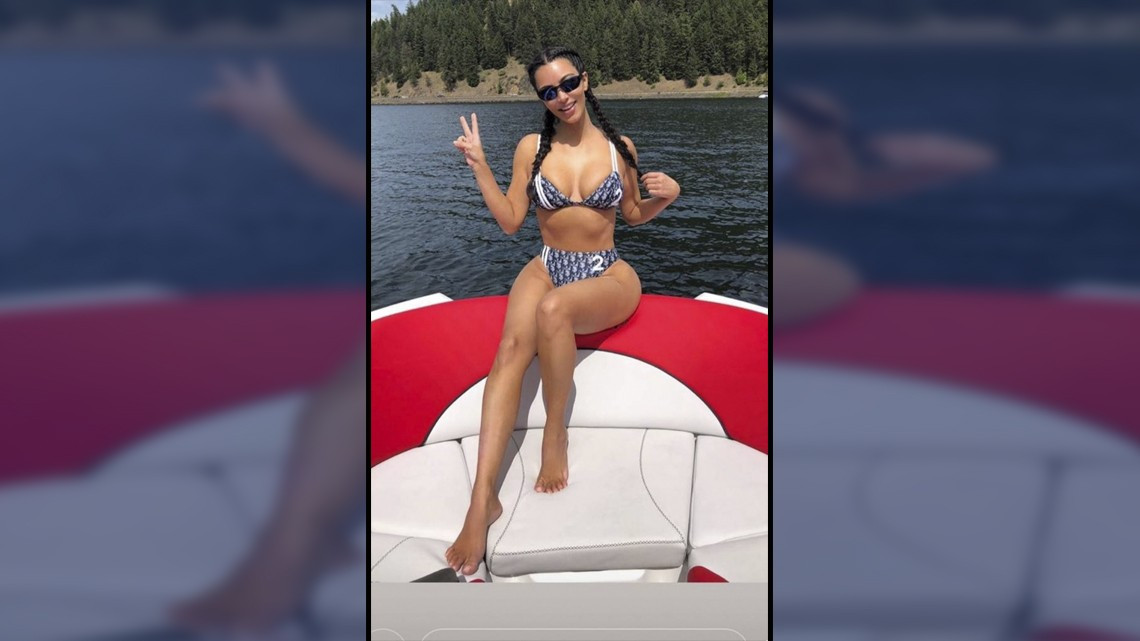 Kim Kardashian haciendo 'wake surf' por primera vez