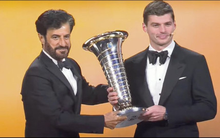 Max Verstappen recibe el campeonato de F1