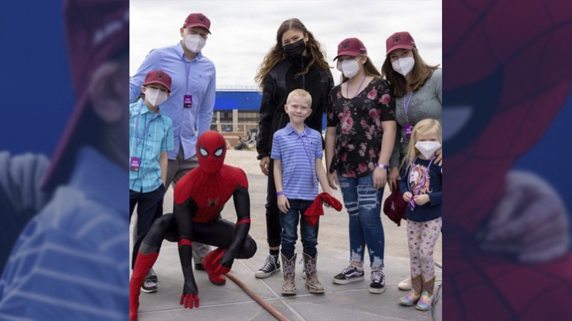 Tom Holland pasa el día con niño que salvó a su hermana de un perro