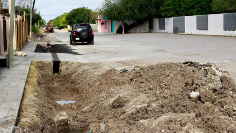 Construyen canaleta en frente del Cetis