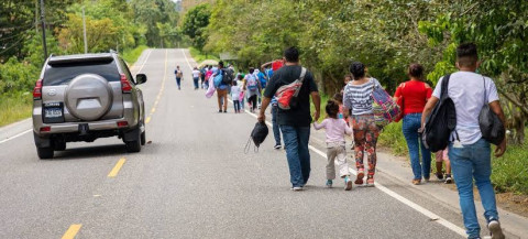 Senadores republicanos discuten con migrantes temas de inmigración