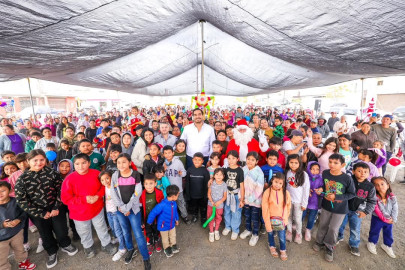 Comparten niños de la colonia Ernesto Zedillo Posada Navideña con Carlos Peña Ortiz