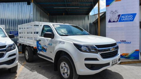 Alcalde de Nuevo Laredo entrega camionetas a SPP