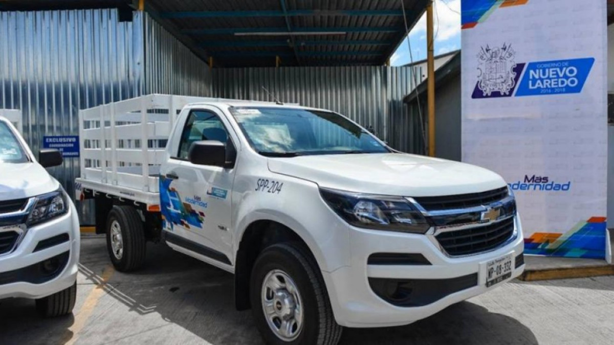 Alcalde de Nuevo Laredo entrega camionetas a SPP