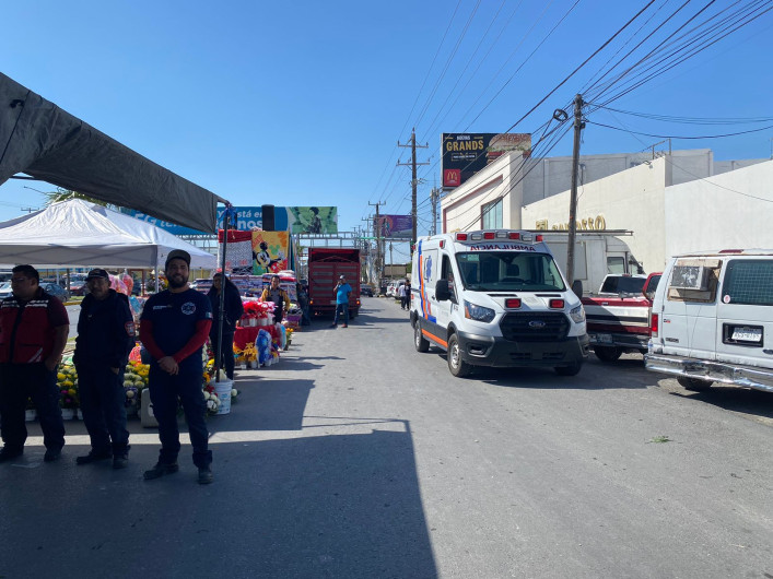 Vigilan y resguardan afluencia en panteones