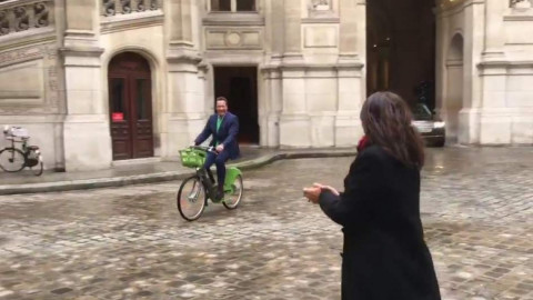 Schwarzenegger llegó en bici a una cumbre de cambio climático