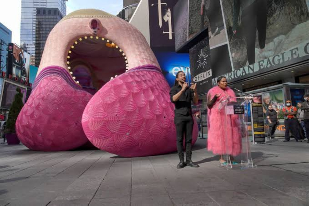 Mosaico de uñas acrílicas es exhibido en Times Square