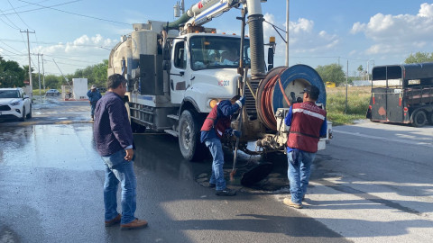Resuelve COMAPA fuga de agua residual en Puerta del Sol