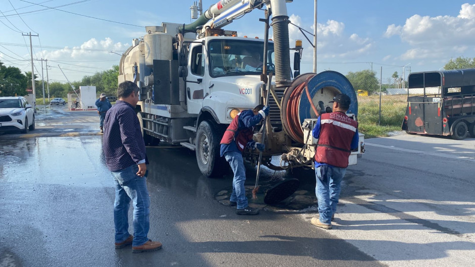 Resuelve COMAPA fuga de agua residual en Puerta del Sol