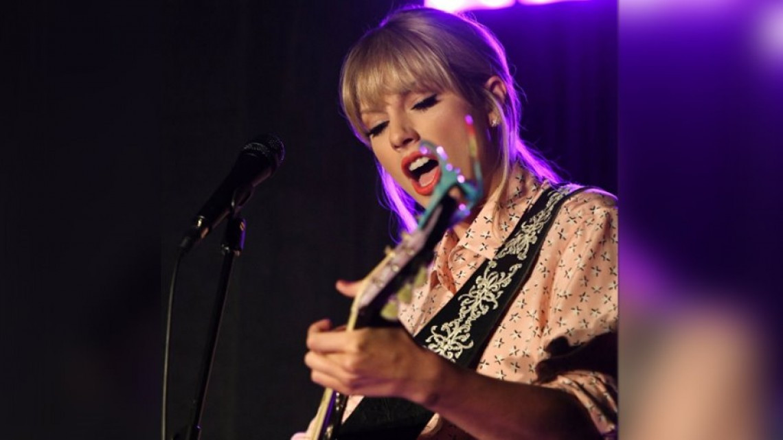 Taylor Swift da un show sorpresa en Nueva York